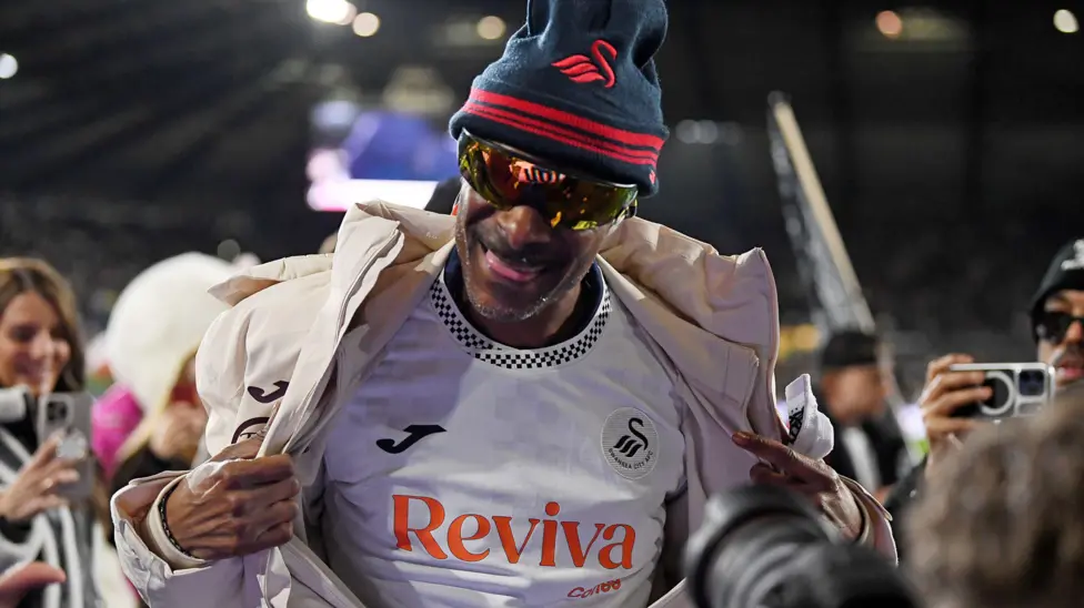 Snoop Dogg’s surreal Swansea FC visit heralds late drama